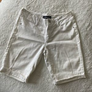 🎲NWOT D Jeans White Shorts 🎲